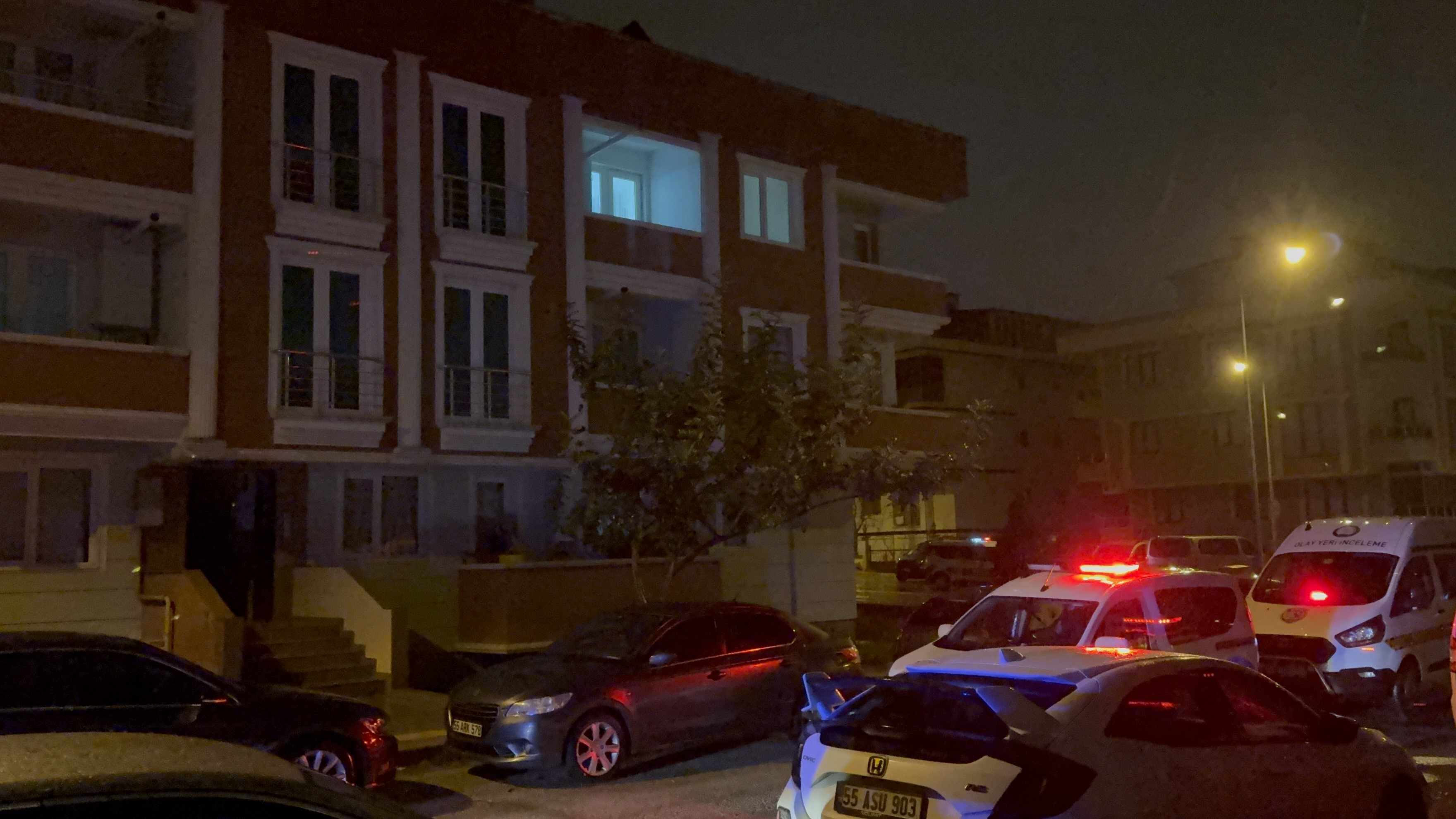 Sessiz Konus Uyarisi Kanli Bitti Once Ablasini Bicakladi Sonra Balkondan Asagi Atladi (3)