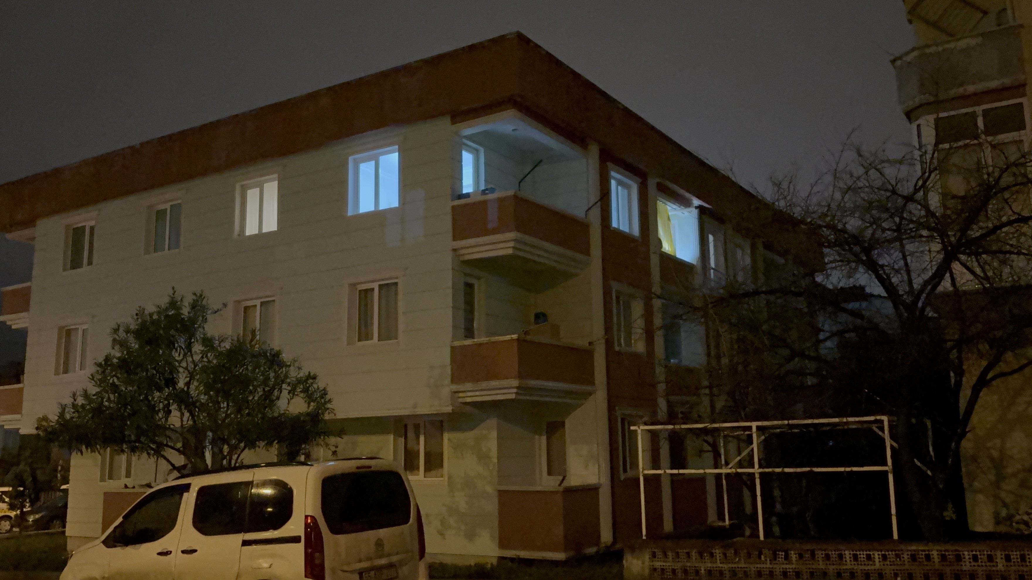 Sessiz Konus Uyarisi Kanli Bitti Once Ablasini Bicakladi Sonra Balkondan Asagi Atladi (5)