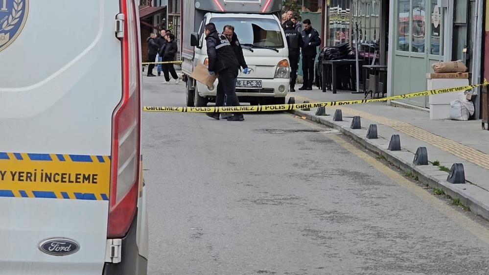 Silahli Kavga Dukkan Sahibi Tartistigi Kisi Tarafindan Ayaklarindan Vuruldu (2)