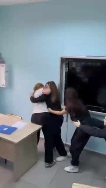 Sınıfta Saç Saça Baş Başa Kavga Öğrenci Kavgası Cep Telefonu Kamerasında (2)