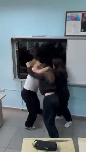 Sınıfta Saç Saça Baş Başa Kavga Öğrenci Kavgası Cep Telefonu Kamerasında (3)