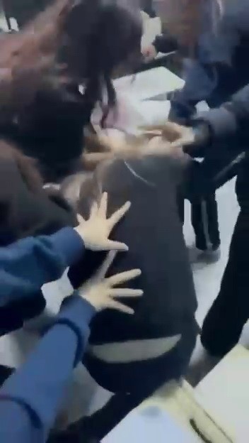 Sınıfta Saç Saça Baş Başa Kavga Öğrenci Kavgası Cep Telefonu Kamerasında (4)