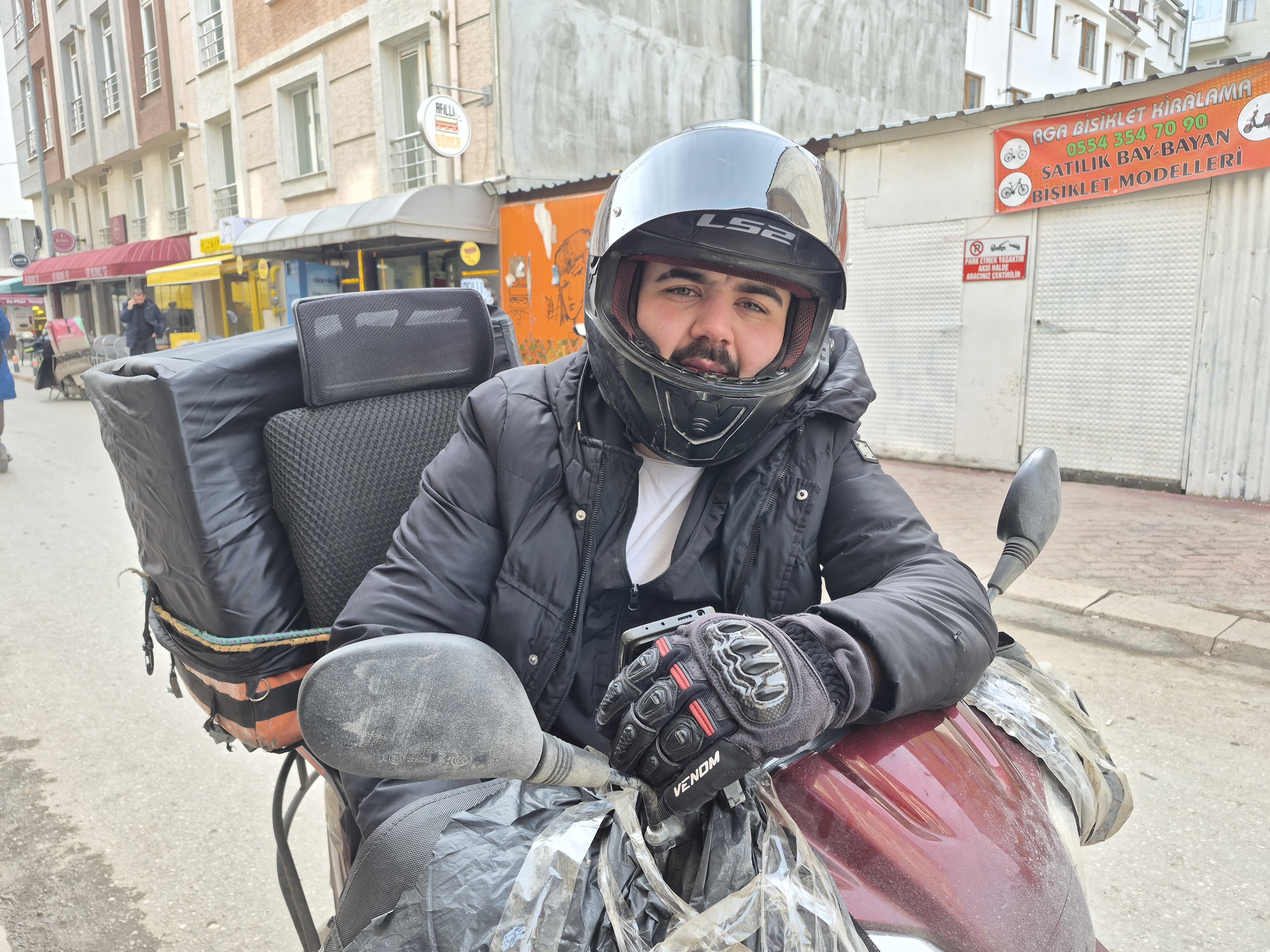 Soğuk Sokakta Sıcak Bir Yürek 8 Yaşındaki Çocuğa Montunu Veren Kurye Gündem Oldu (2)