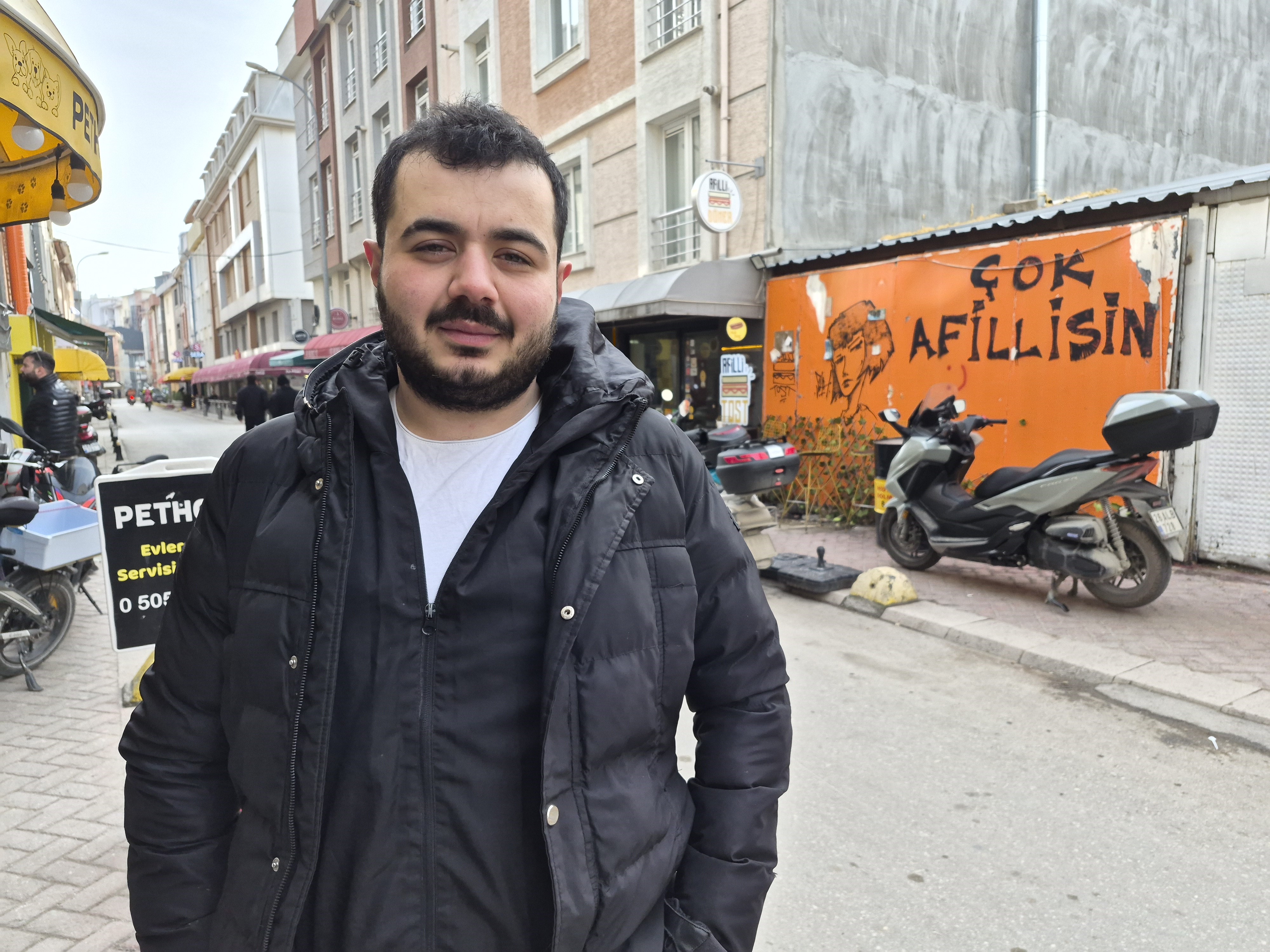 Soğuk Sokakta Sıcak Bir Yürek 8 Yaşındaki Çocuğa Montunu Veren Kurye Gündem Oldu (4)