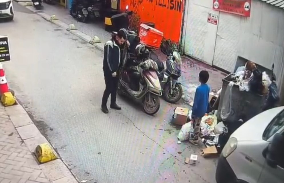 Soğuk Sokakta Sıcak Bir Yürek 8 Yaşındaki Çocuğa Montunu Veren Kurye Gündem Oldu (5)