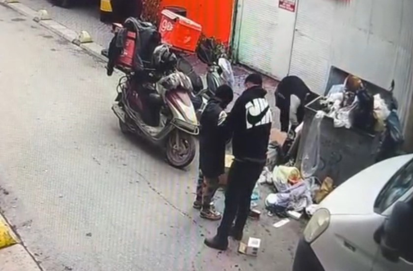 Soğuk Sokakta Sıcak Bir Yürek 8 Yaşındaki Çocuğa Montunu Veren Kurye Gündem Oldu (6)