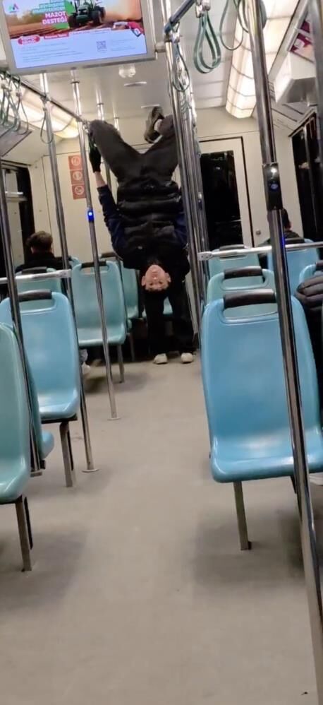Sok Goruntuler Seyir Halindeki Vagonda Iki Genc Takla Atmaya Calisti Yolcular Tedirgin (2)