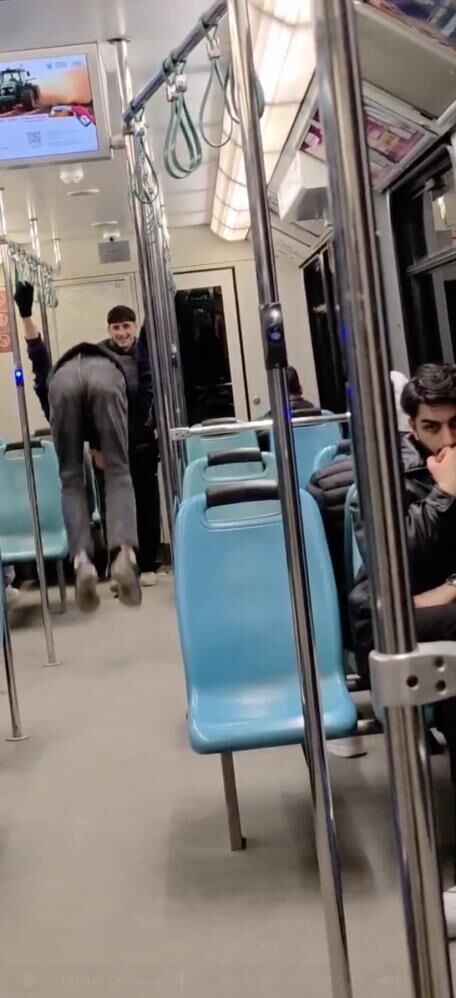 Sok Goruntuler Seyir Halindeki Vagonda Iki Genc Takla Atmaya Calisti Yolcular Tedirgin (3)