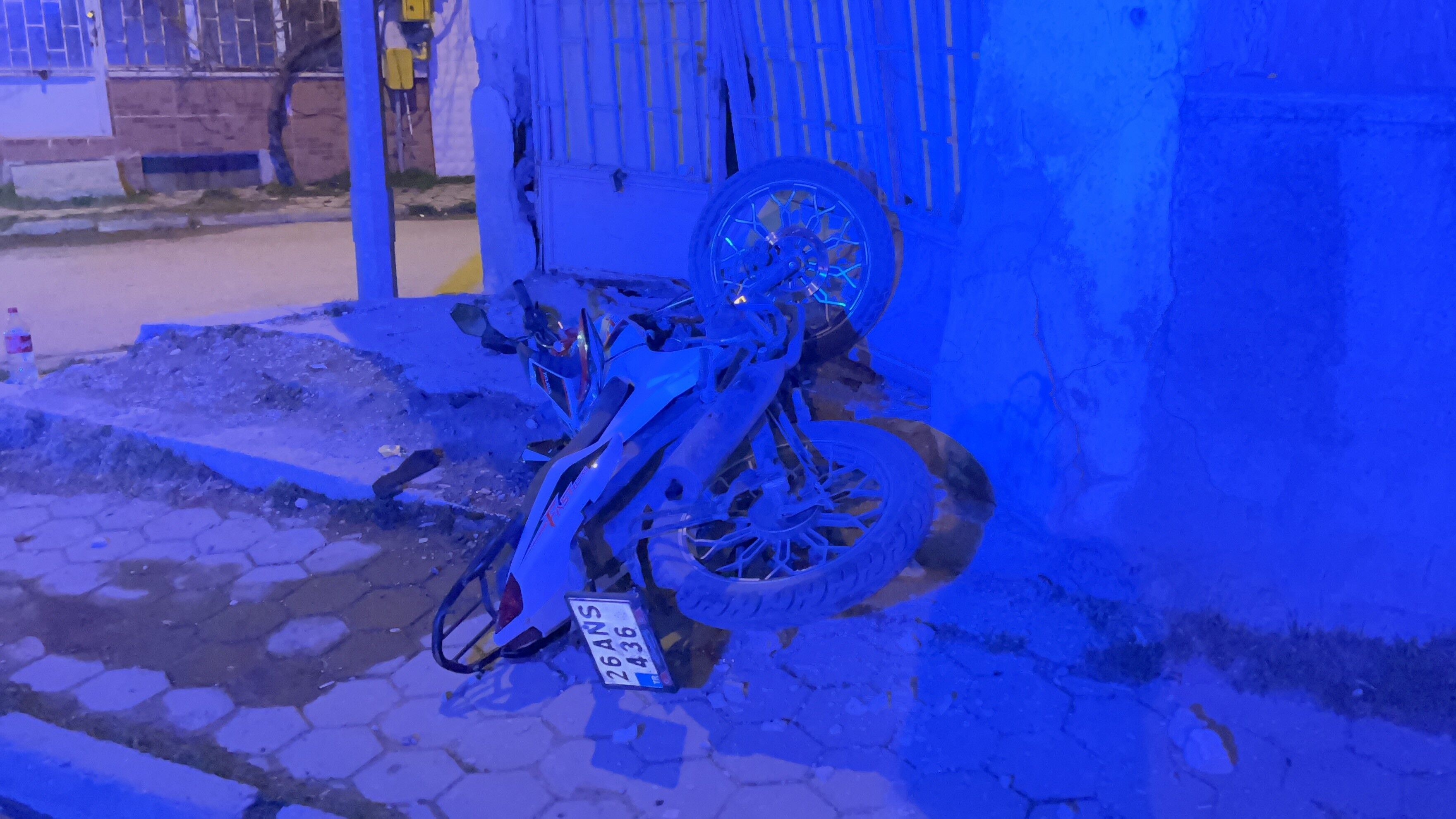 Sok Kaza Yayaya Carpan Motosiklet Savrularak Duvara Vurdu 3 Kisi Yaralandi Kaza Ani Ka (3)