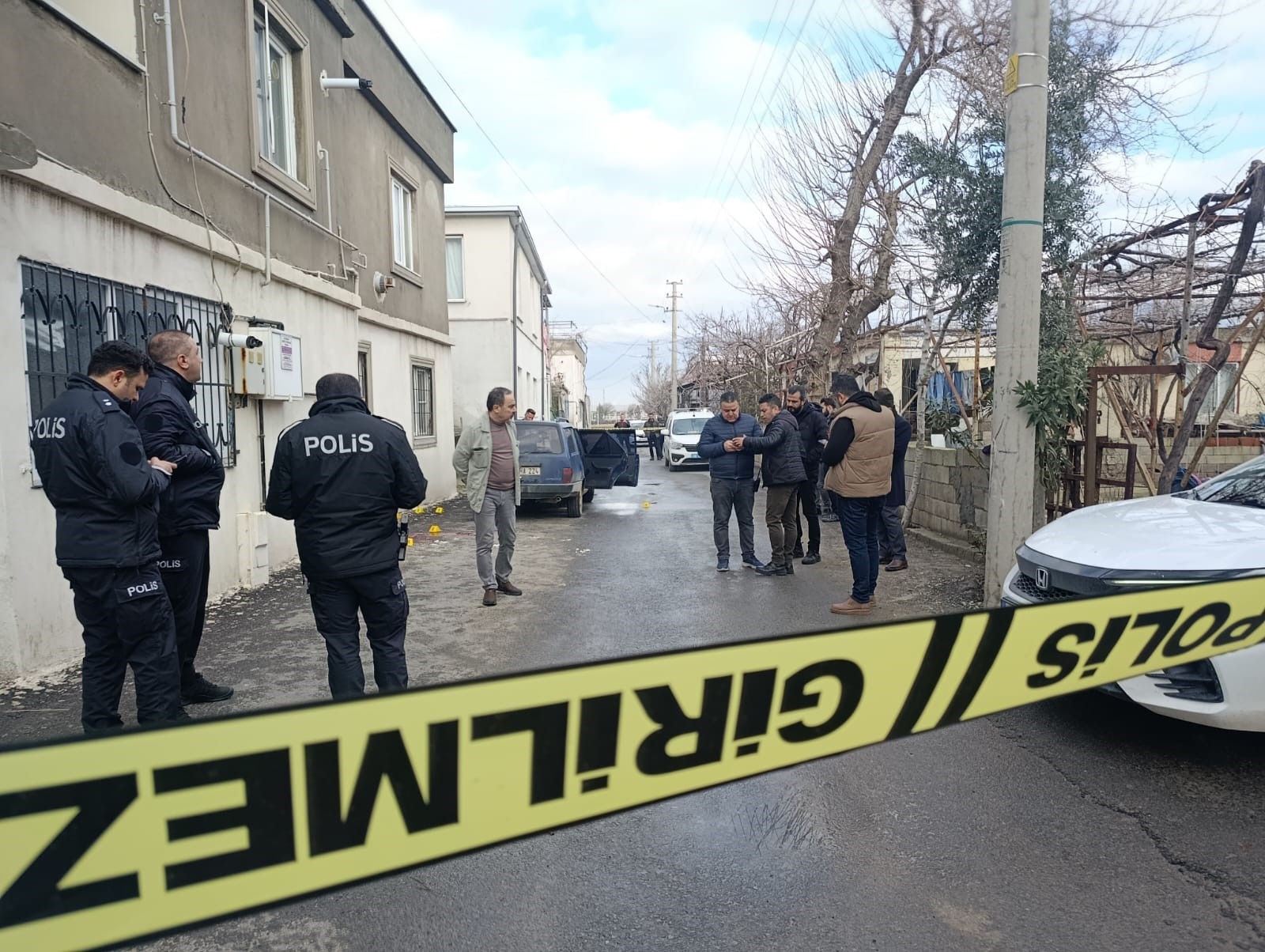 Sokak Ortasında Kayınbirader Dehşeti! Otomobiline Binerken Kurşun Yağmuruna Tutuldu (5)