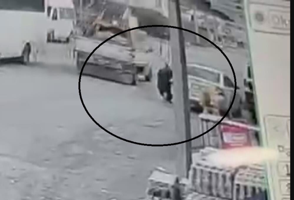 Soke Eden Kaza Seyir Halindeki Pikap Acilan Kapagiyla Yaya Kadina Carpti O Anlar Kamer (2)