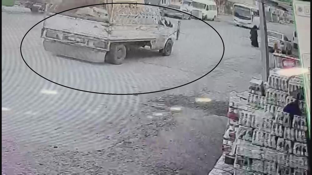 Soke Eden Kaza Seyir Halindeki Pikap Acilan Kapagiyla Yaya Kadina Carpti O Anlar Kamer (3)