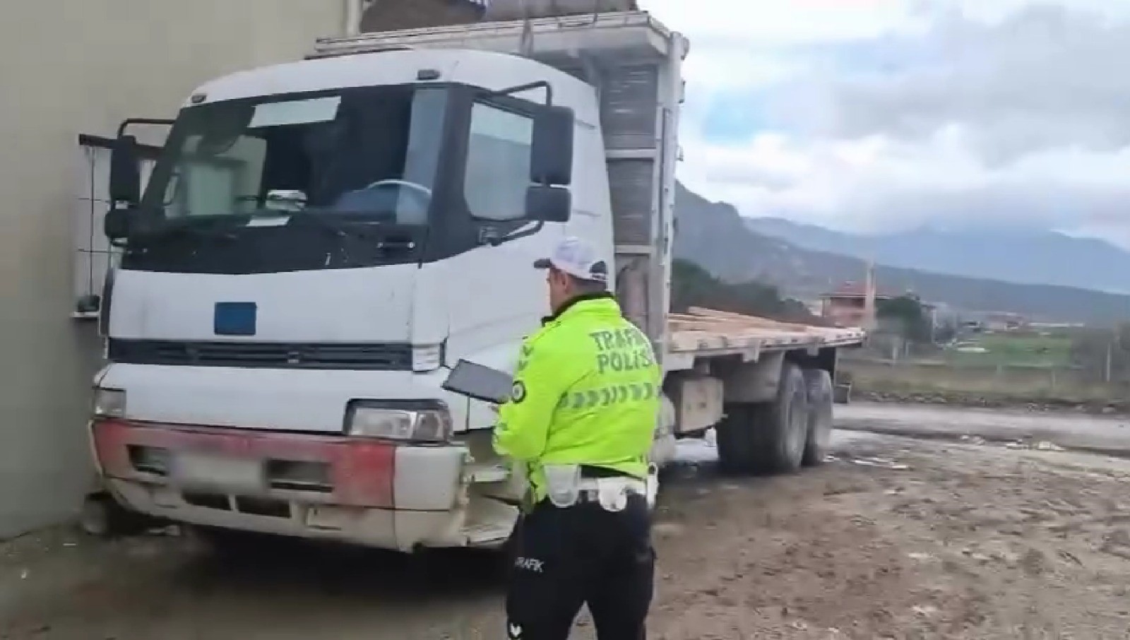 Sosyal Medyadaki O Goruntuler Affedilmedi Trafikte Tehlikeli Yolculuk Pahaliya Patladi (2)