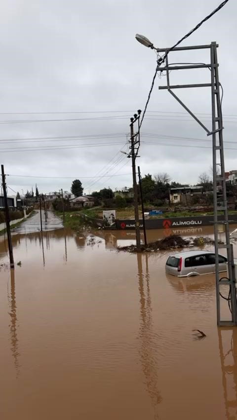 Sular Yukseldi Yollar Gole Dondu Vatandaslar Kepceyle Boyle Kurtarildi (2)