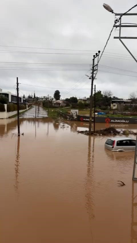 Sular Yukseldi Yollar Gole Dondu Vatandaslar Kepceyle Boyle Kurtarildi (3)