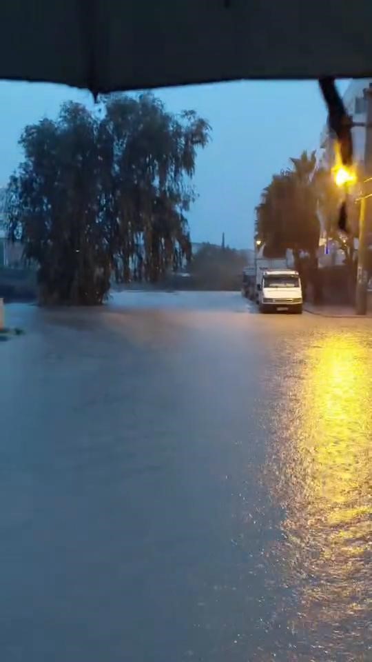 Sular Yukseldi Yollar Gole Dondu Vatandaslar Kepceyle Boyle Kurtarildi (5)