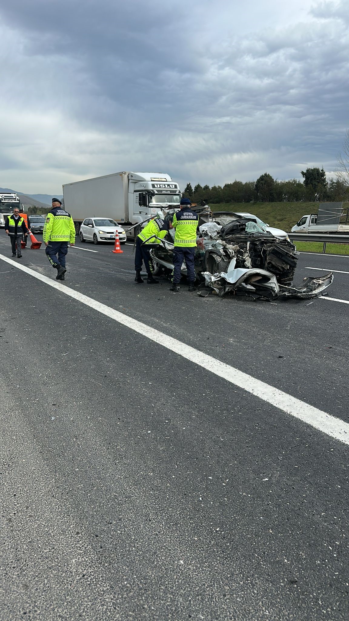 Tem Otoyolu’nda Tır Otomobili Biçti! 20 Yaşındaki Yolcu Yaşamını Yitirdi (2)