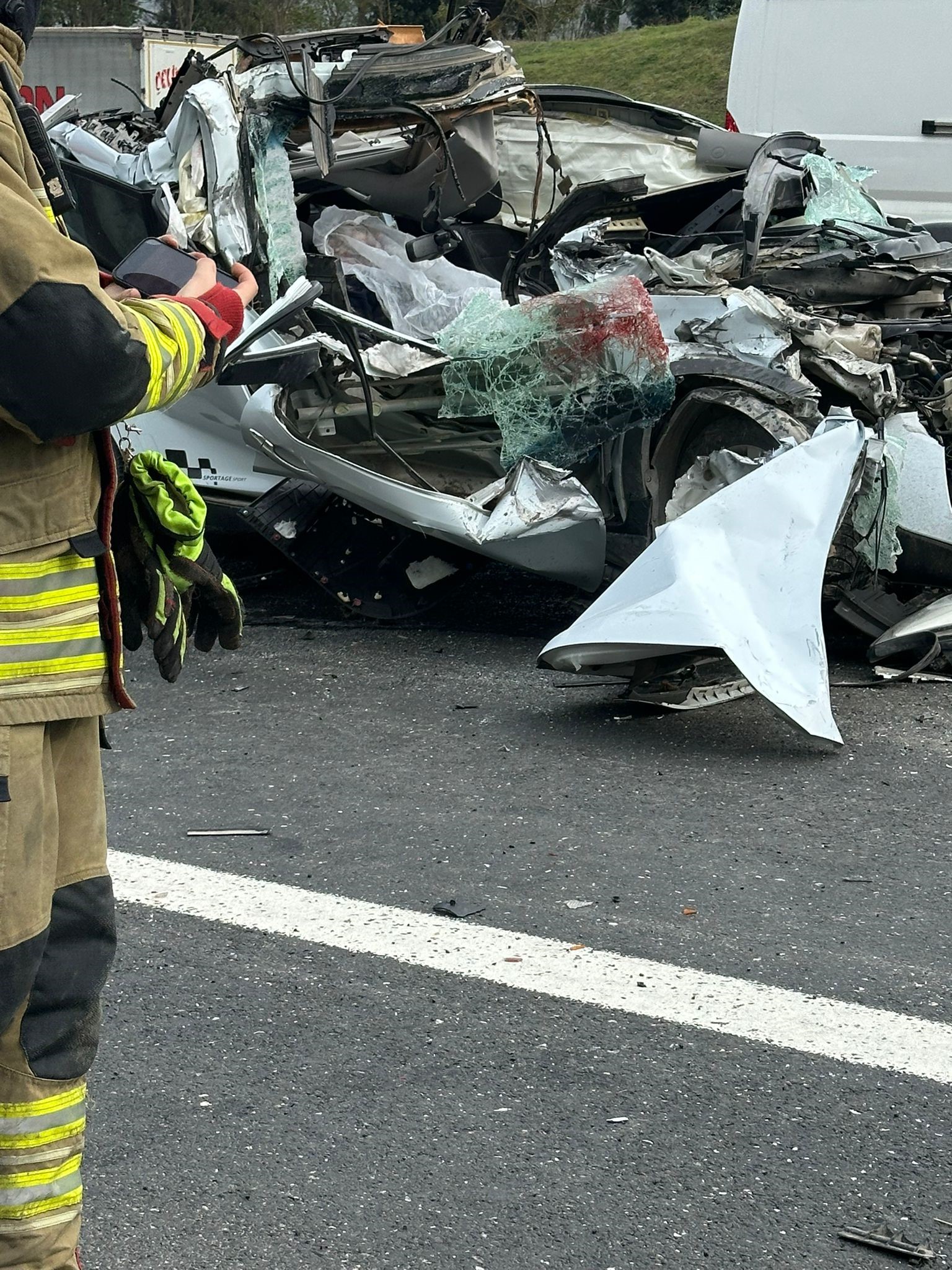 Tem Otoyolu’nda Tır Otomobili Biçti! 20 Yaşındaki Yolcu Yaşamını Yitirdi (3)