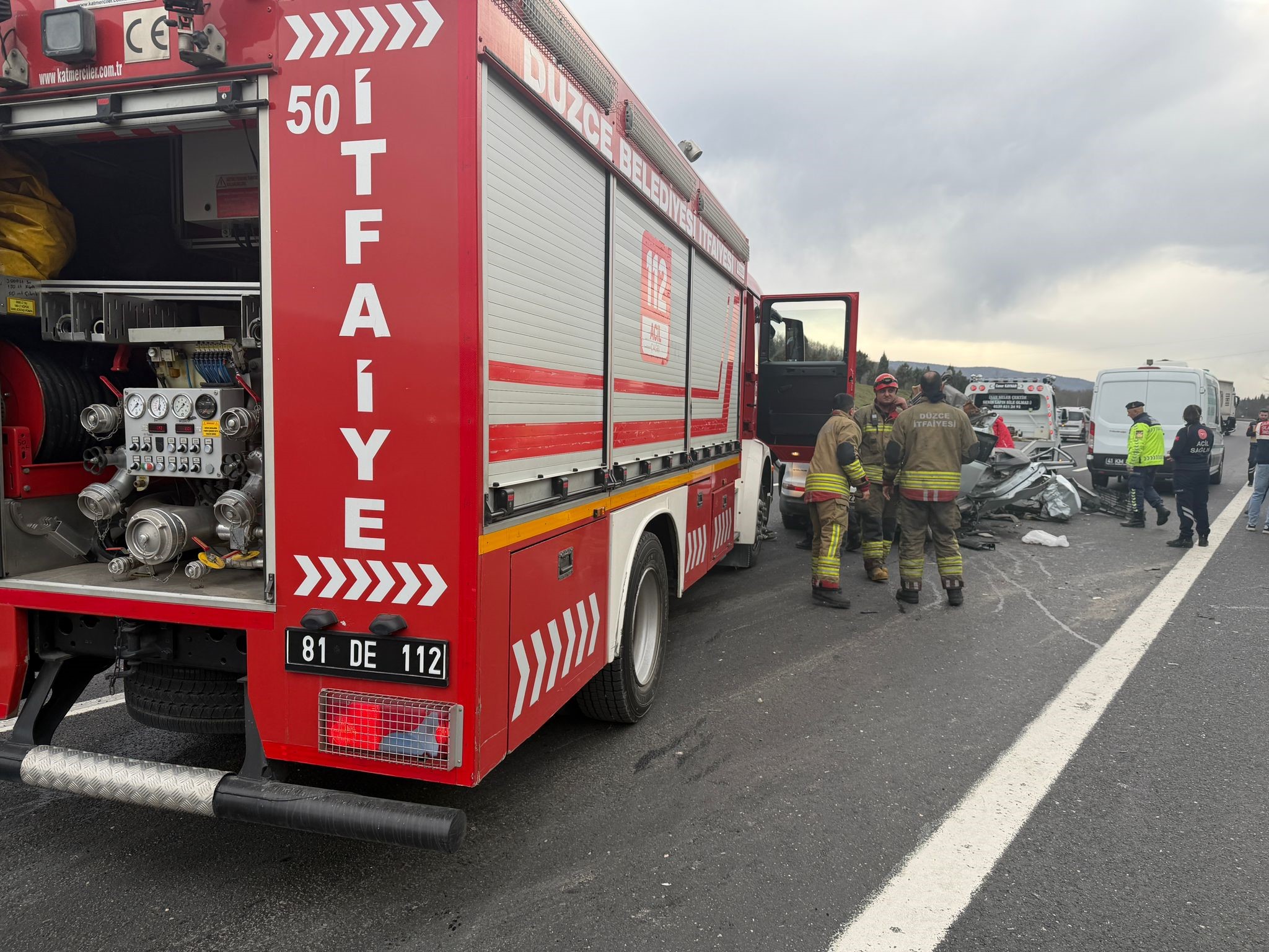 Tem Otoyolu’nda Tır Otomobili Biçti! 20 Yaşındaki Yolcu Yaşamını Yitirdi (4)