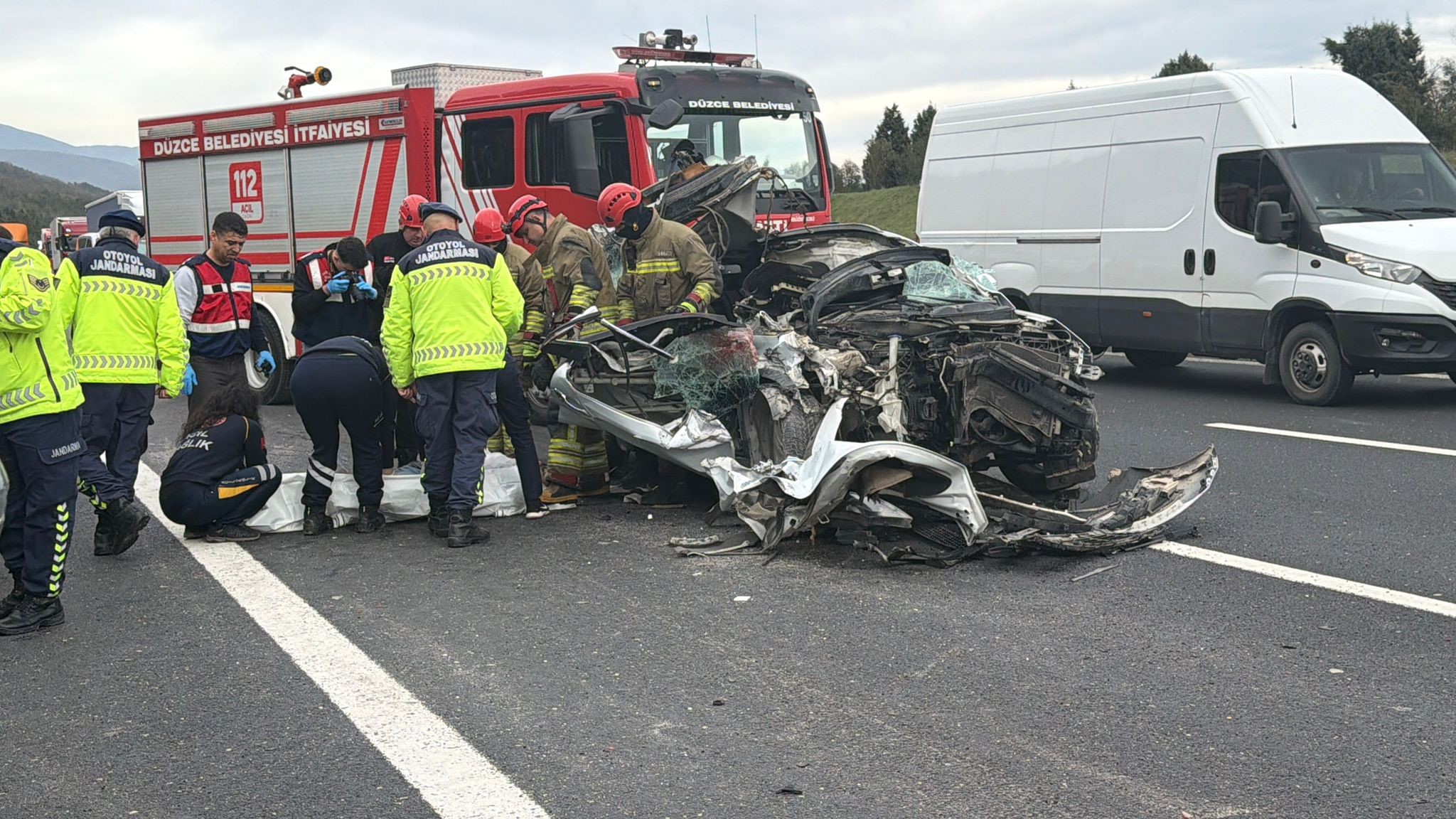 Tem Otoyolu’nda Tır Otomobili Biçti! 20 Yaşındaki Yolcu Yaşamını Yitirdi (7)