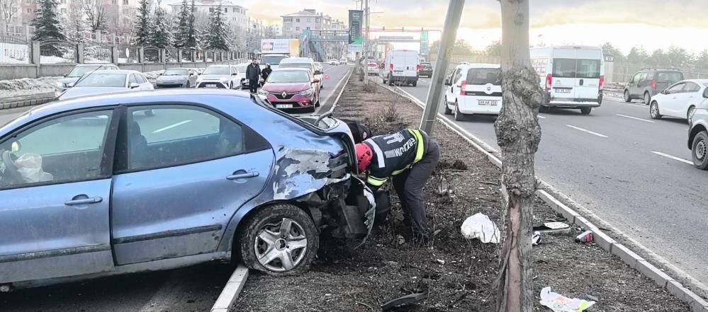 Trafik Kazasi Panik Yaratti Aractan Kopan Lpg Tanki Olay Yerinde Duman Cikardi (2)