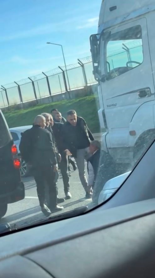 Trafik Tartışması Kontrolden Çıktı Yol Ortası Boks Ringine Döndü (2)