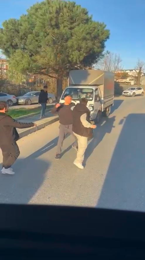 Trafik Tartışması Kontrolden Çıktı Yol Ortası Boks Ringine Döndü (4)