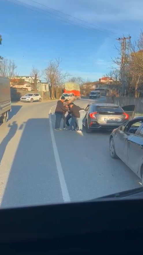 Trafik Tartışması Kontrolden Çıktı Yol Ortası Boks Ringine Döndü (5)