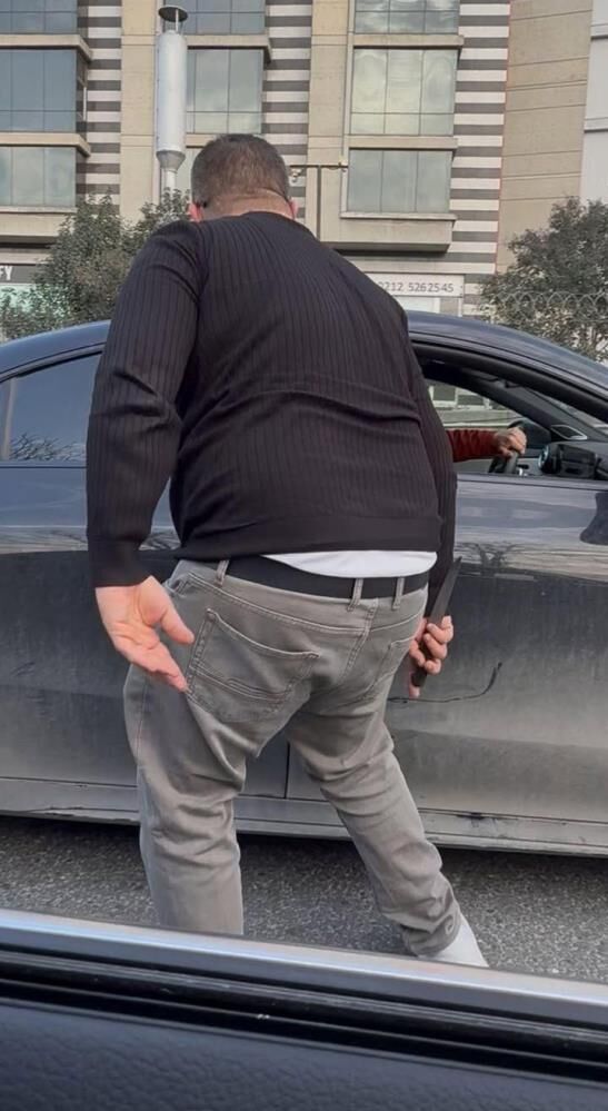 Trafikte Dehset Anlari Otomobil Surucusunu Bicakla Tehdit Eden Minibus Soforu Tutuklandi (1)-1