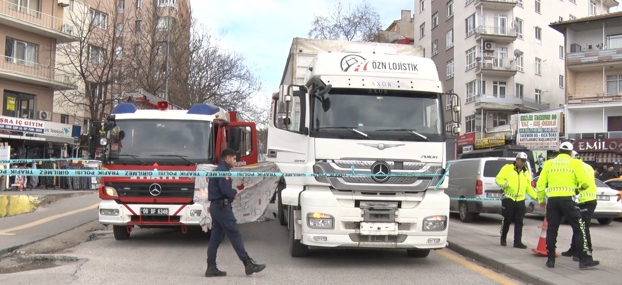 Tren Istasyonu Önünde Yürek Burkan Kaza 76 Yaşındaki Kadın Tırın Altında Kaldı (2)