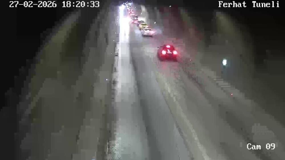 Tunelde Trafigi Son Anda Fark Etti Direksiyonu Kirdi Kafa Kafaya Carpisma Boyle Yasand (2)