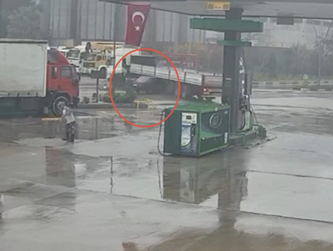 Turgutluda Feci Kaza Akaryakit Istasyonundan Cikan Tira Otomobil Carpti O Anlar Kamerada (1)-1