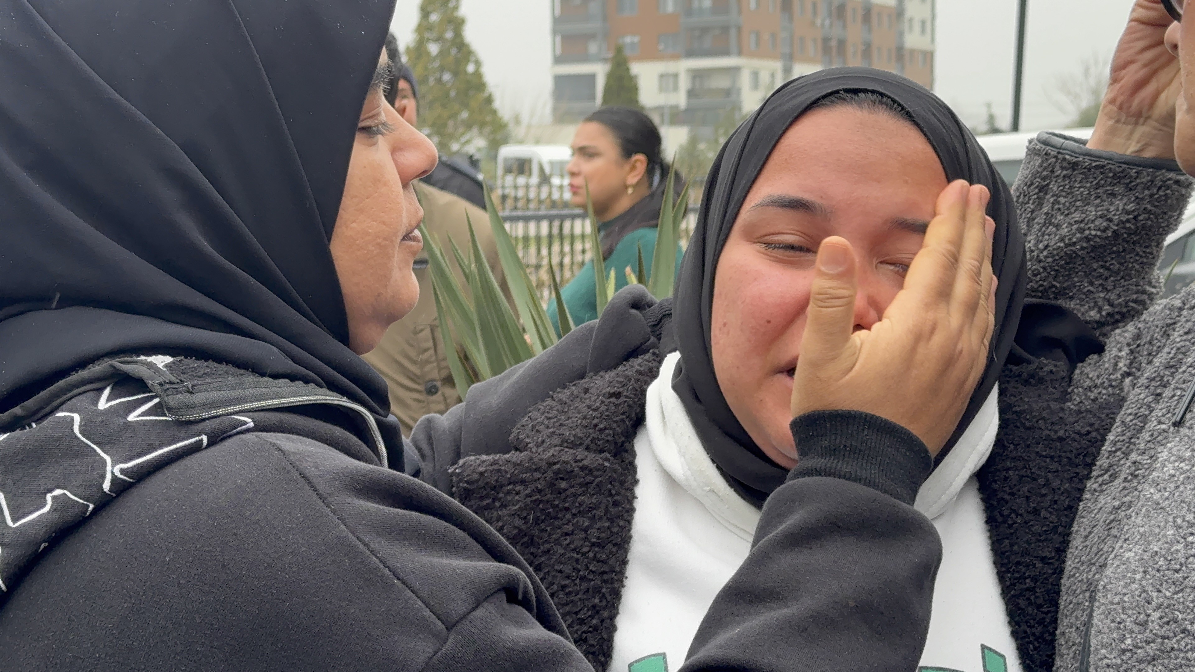 Turkiyeyi Sarsan Cinayette Ceza Indirimi Guldenin Ailesi Adliye Onunde Yikildi (2)