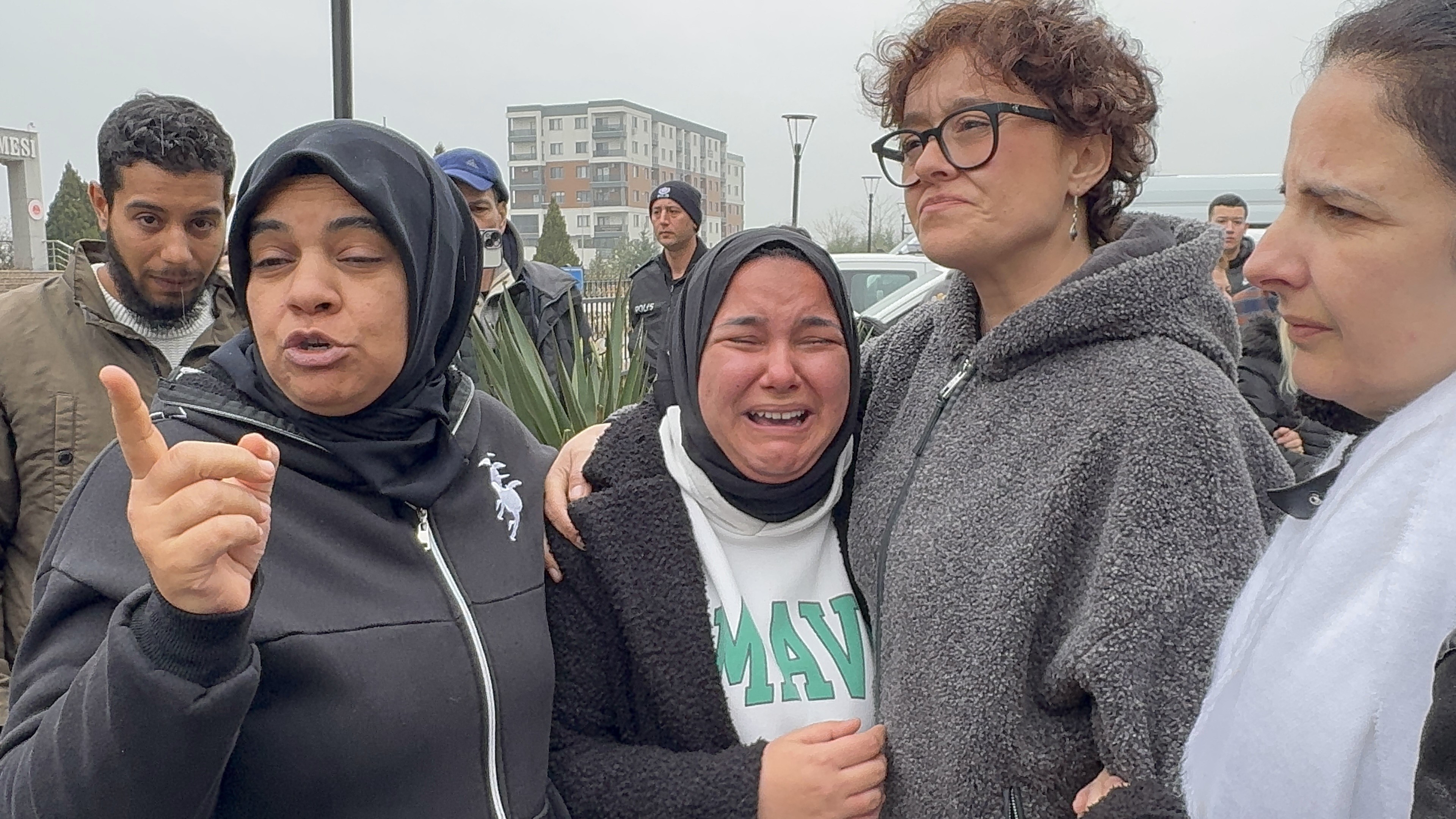 Turkiyeyi Sarsan Cinayette Ceza Indirimi Guldenin Ailesi Adliye Onunde Yikildi (3)