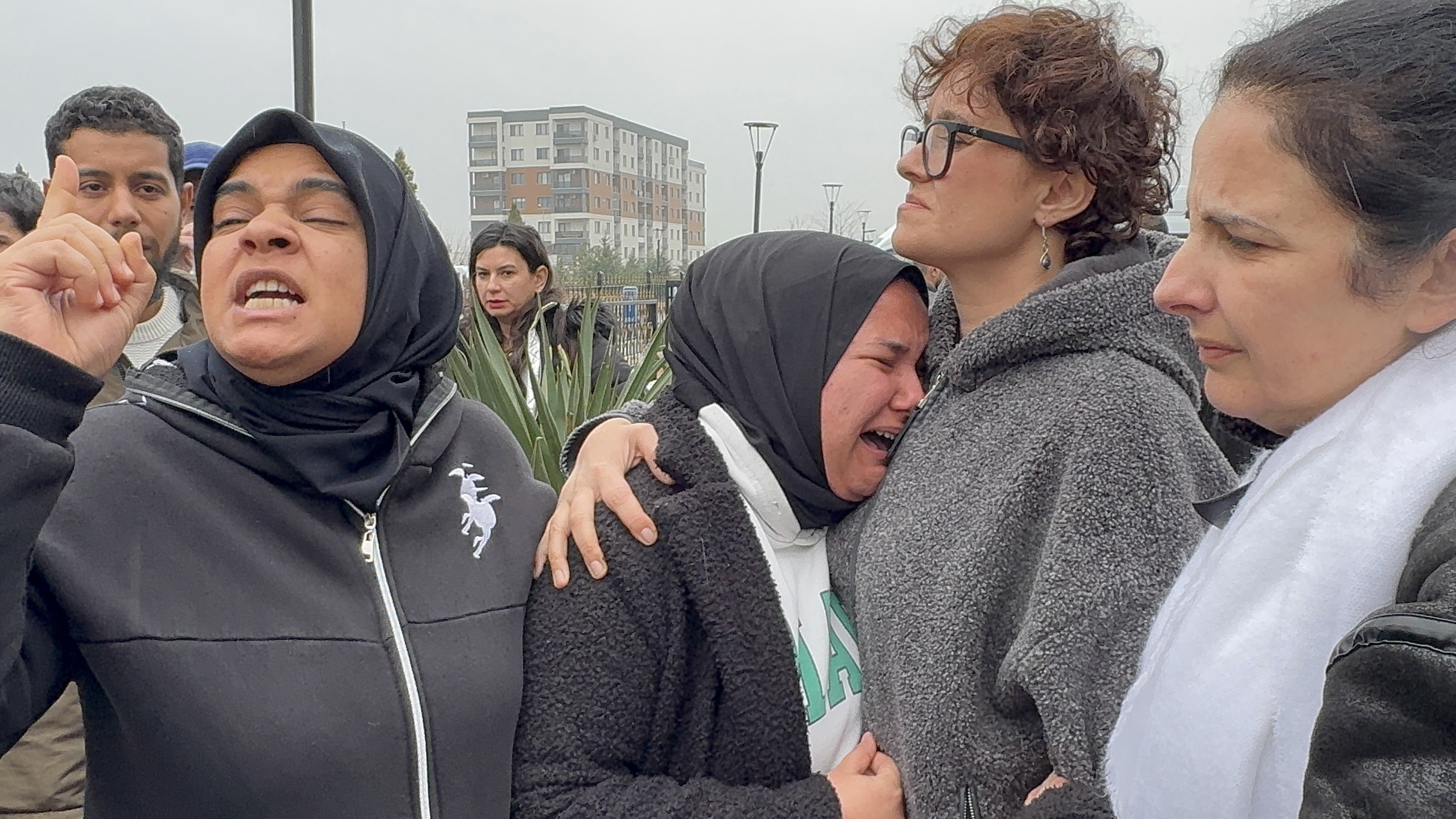 Turkiyeyi Sarsan Cinayette Ceza Indirimi Guldenin Ailesi Adliye Onunde Yikildi (4)
