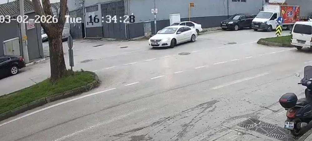 U Donusu Kabusa Dondu Motosikletli Otomobilin Uzerine Savruldu (2)