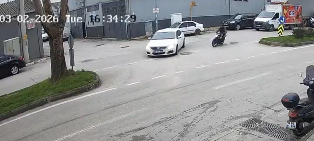 U Donusu Kabusa Dondu Motosikletli Otomobilin Uzerine Savruldu (3)