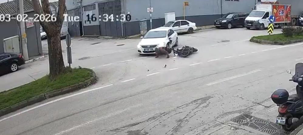 U Donusu Kabusa Dondu Motosikletli Otomobilin Uzerine Savruldu (5)