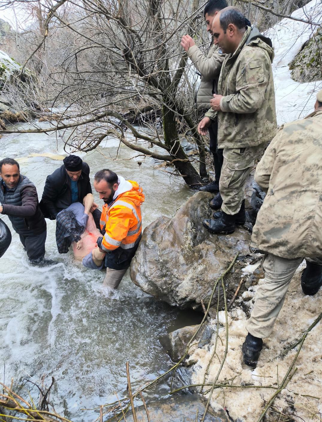 Uçurumdan Düşen Araçta Aile Faciası! 3 Ölü, 5 Ağır Yaralı (2)