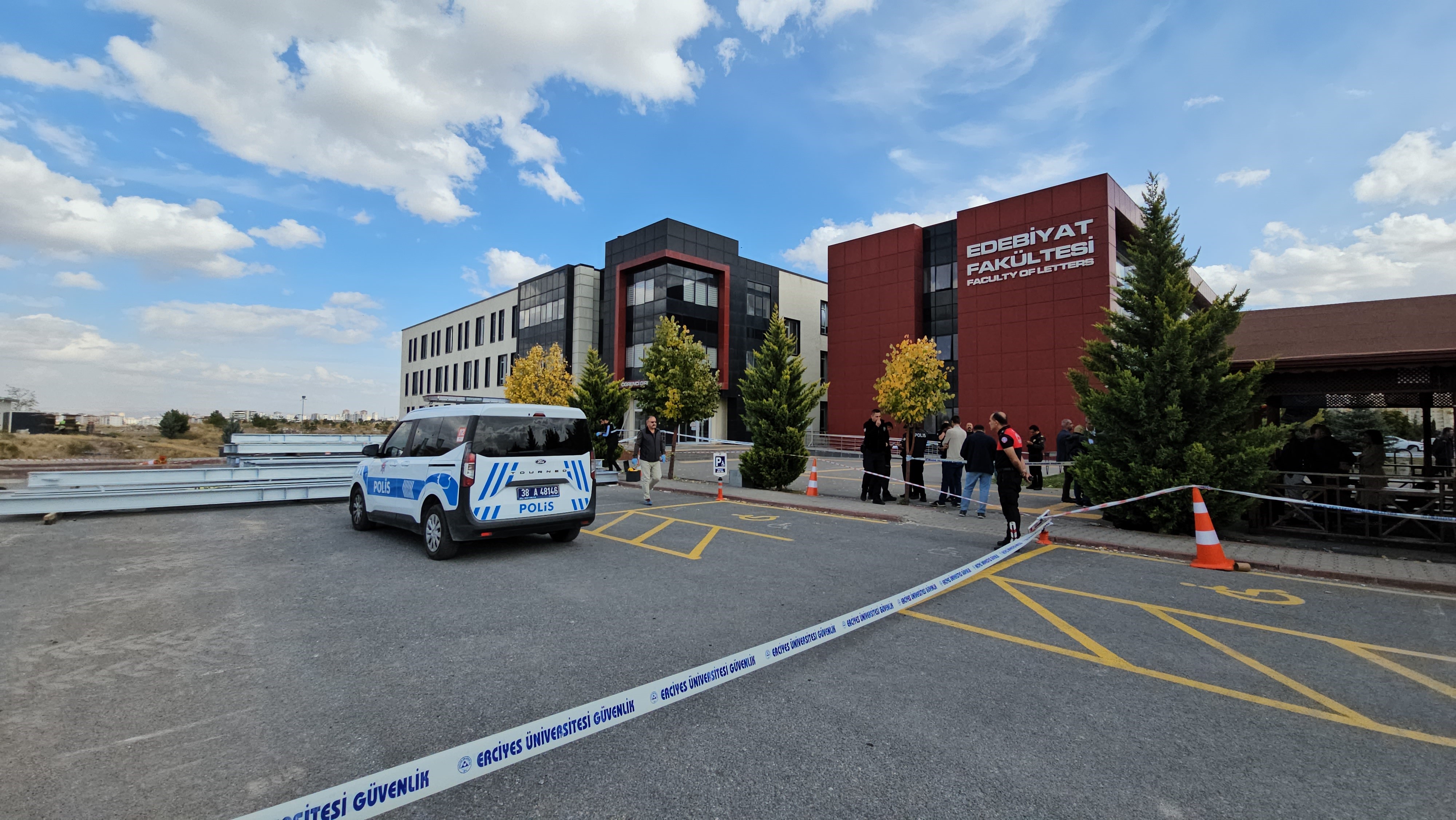 Universite Onunde Pompali Dehset Eski Esini Olduren Sanik Hakim Karsisinda (3)