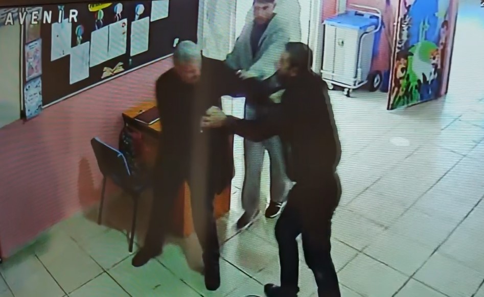 Veliler Okul Mudurlerine Saldirdi Siddetin Goruntuleri Ortaya Cikti (2)