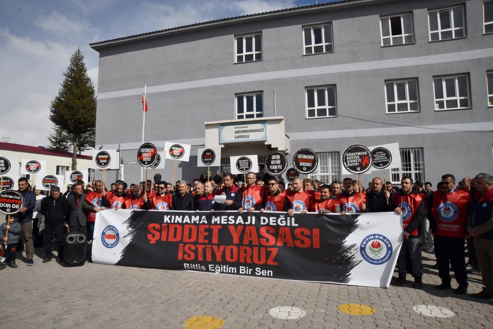 Veliler Okul Mudurlerine Saldirdi Siddetin Goruntuleri Ortaya Cikti (3)