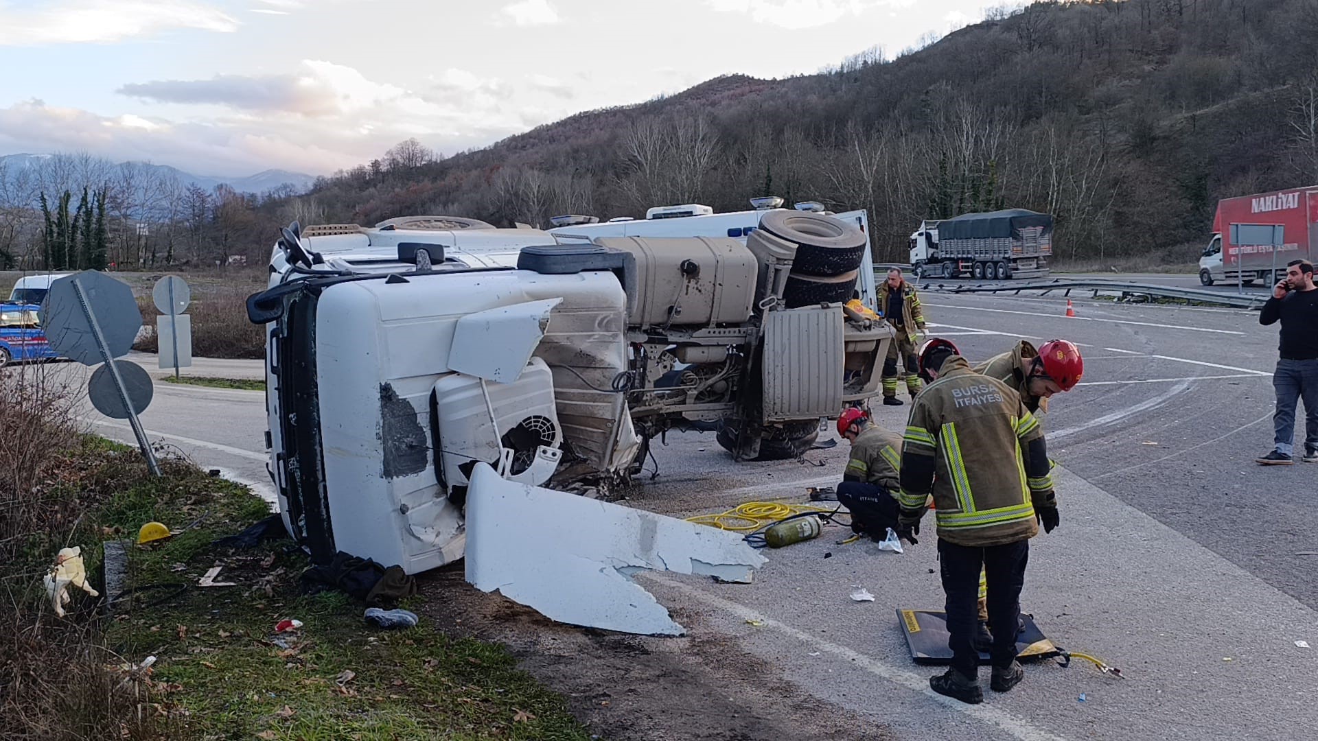 Viraj Ölüm Getirdi Beton Tankeri Karşı Şeride Devrildi (2)