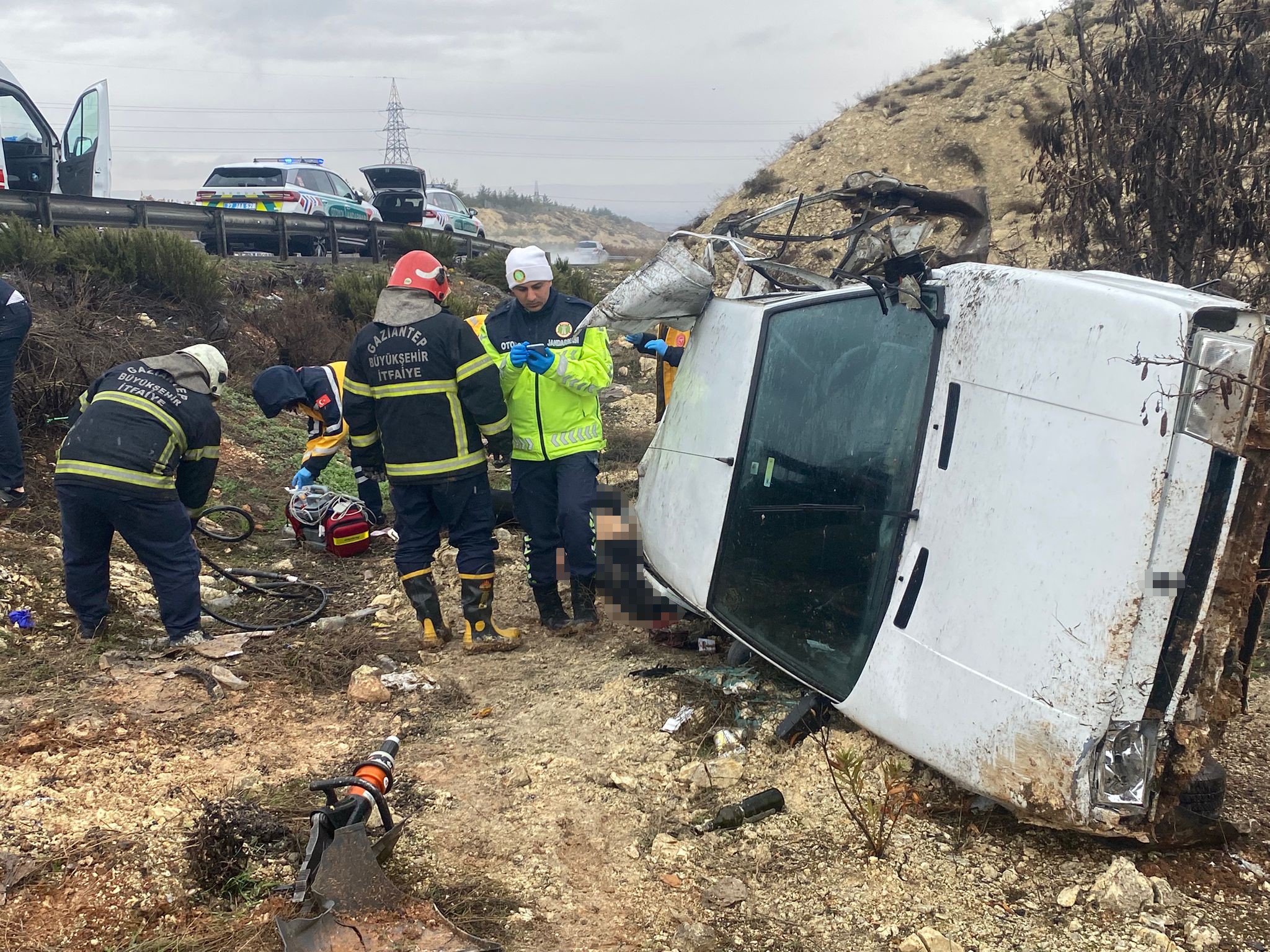 Yagis Felaket Getirdi Yagmurda Kayan Arac Sarampole Uctu 1 Olu (3)