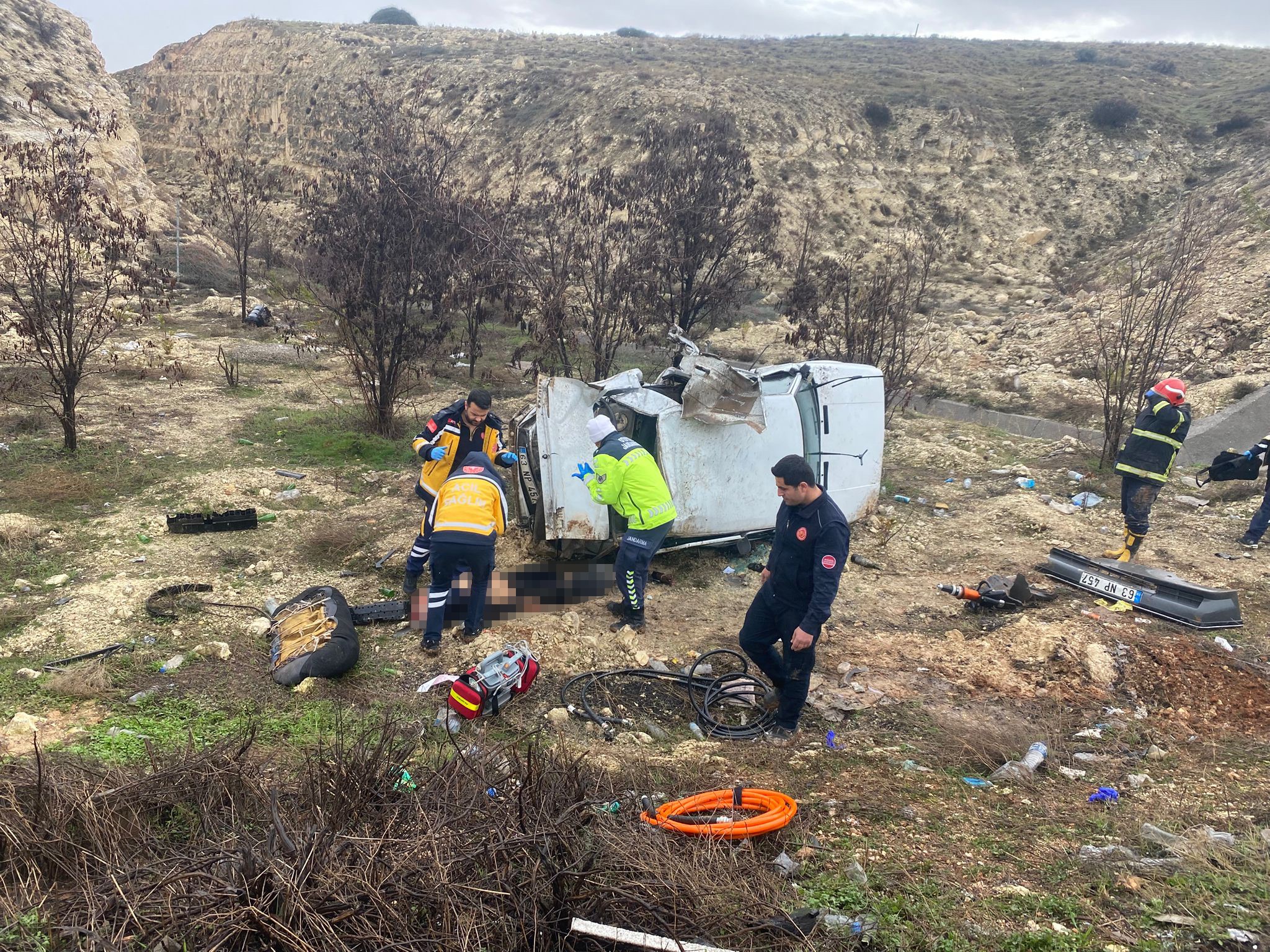 Yagis Felaket Getirdi Yagmurda Kayan Arac Sarampole Uctu 1 Olu (4)