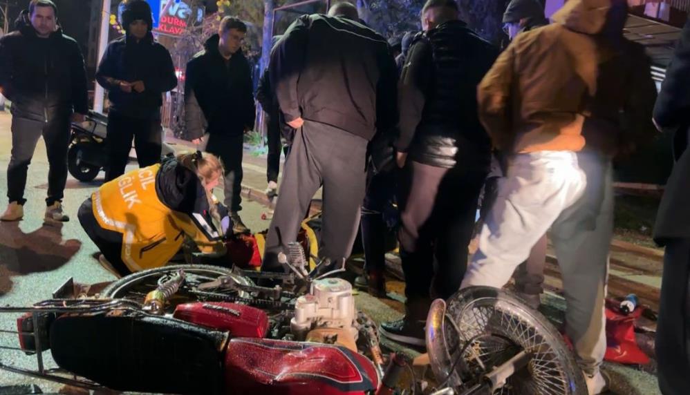 Yan Yola Donmek Istedi Facia Yasandi Motosikletteki 2 Genc Metrelerce Suruklendi (3)