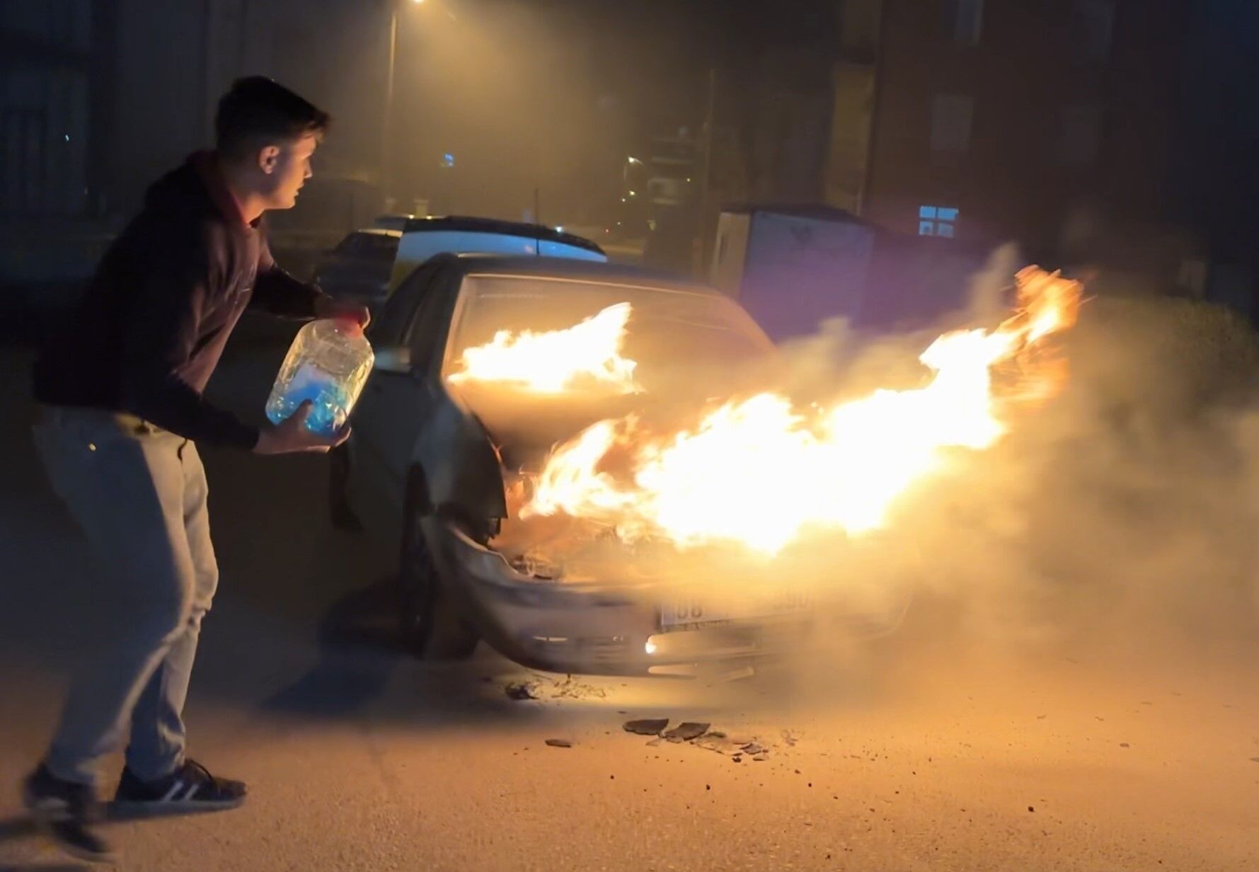 Yangina Bilincsiz Mudahale Pahaliya Patladi Yanan Otomobile Bakin Ne Dokup Yangini Buy (2)