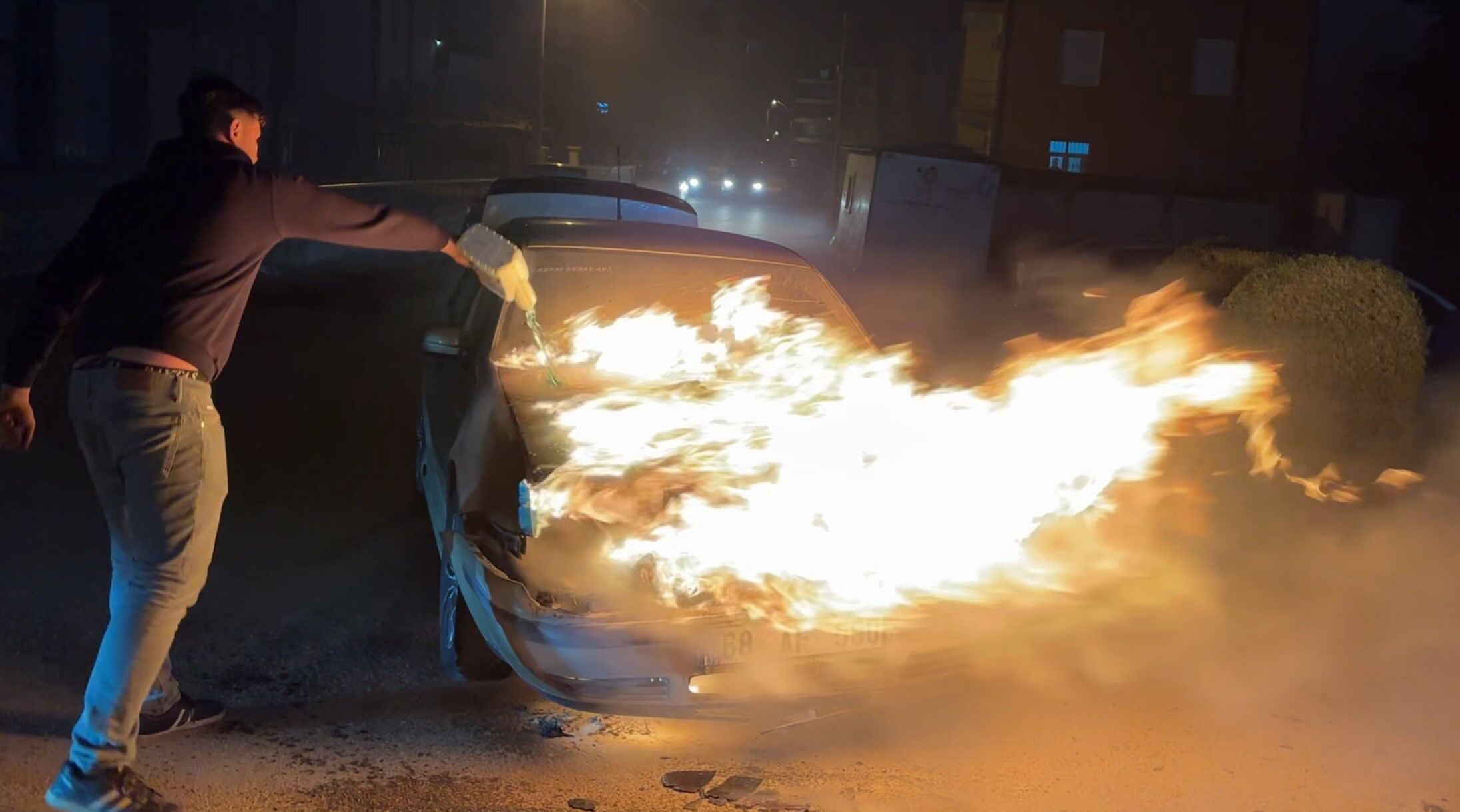 Yangina Bilincsiz Mudahale Pahaliya Patladi Yanan Otomobile Bakin Ne Dokup Yangini Buy (3)