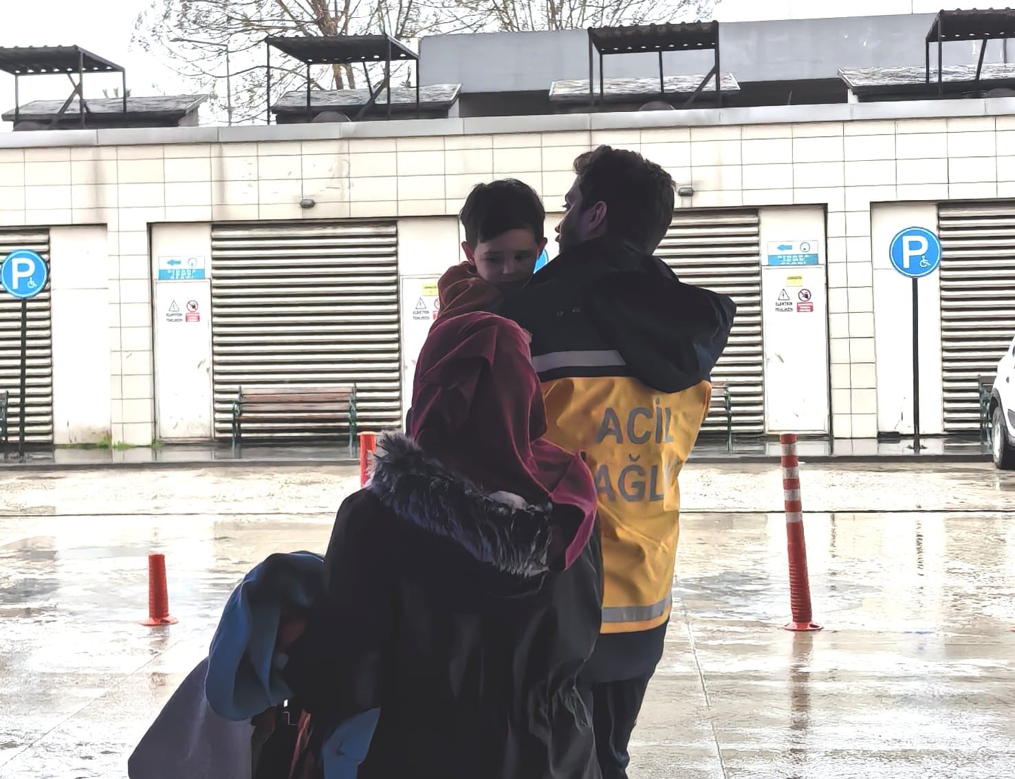 Yerden Aldi Agzina Atti Evdeki Tehlike Canindan Ediyordu (3)