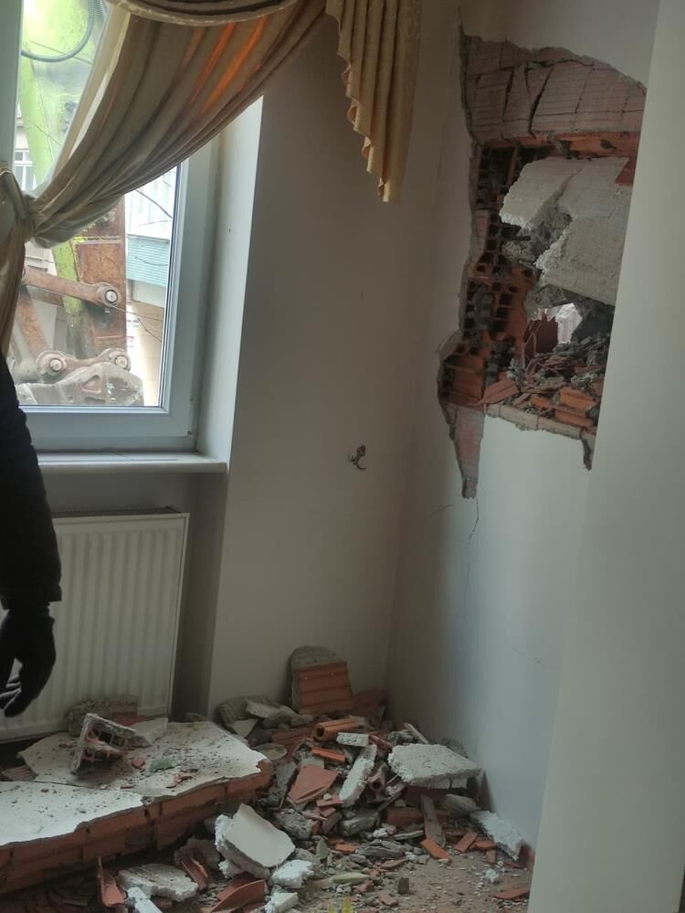 Yikim Ani Kamerada Riskli Binanin Kepcesi Bitisik Daireye Dalinca Mahalleli Korku Dolu (2)